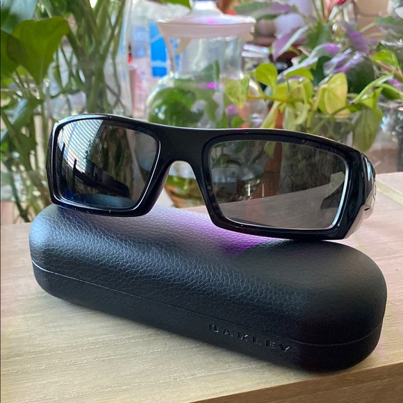 Oakley Gascan Glossy Black Sunglasses with Case - Picture 1 of 2